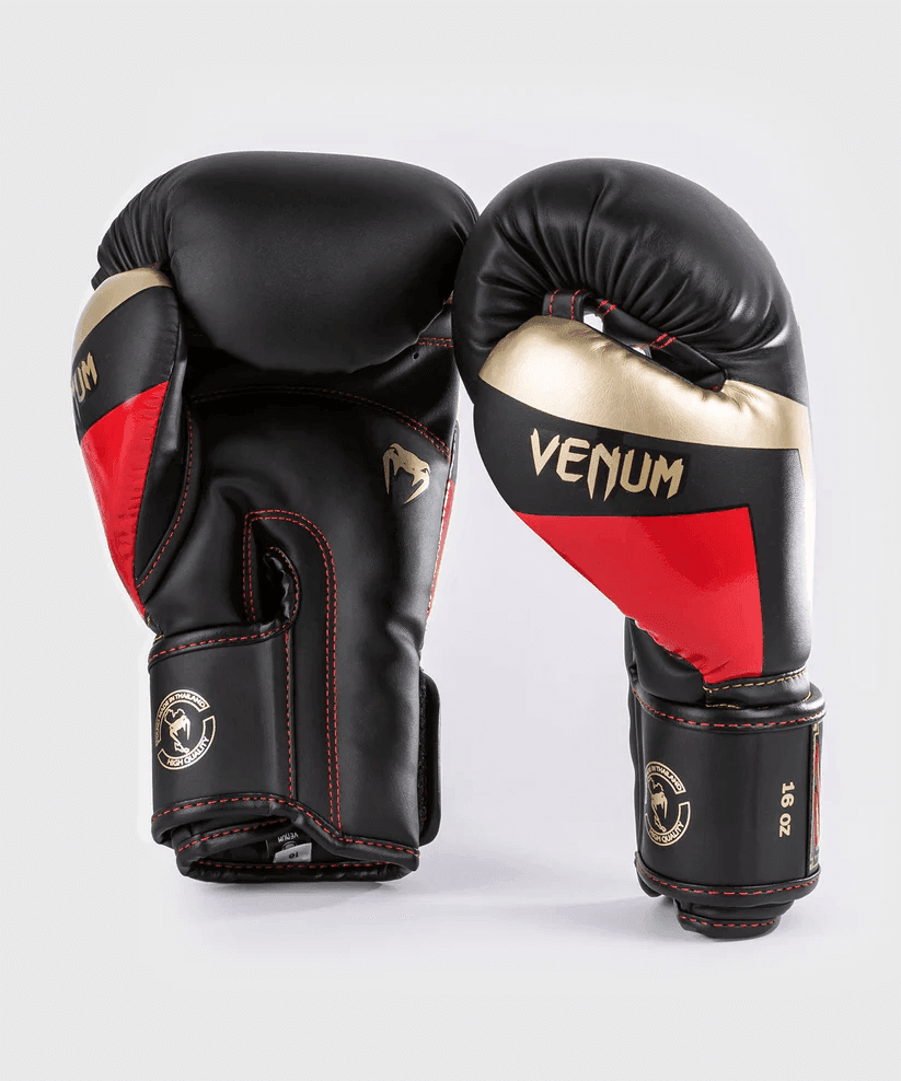 Guantoni Venum ELITE Nero/rosso/oro per allenamenti e match di Muay Thai, Kickboxing e Boxe.
