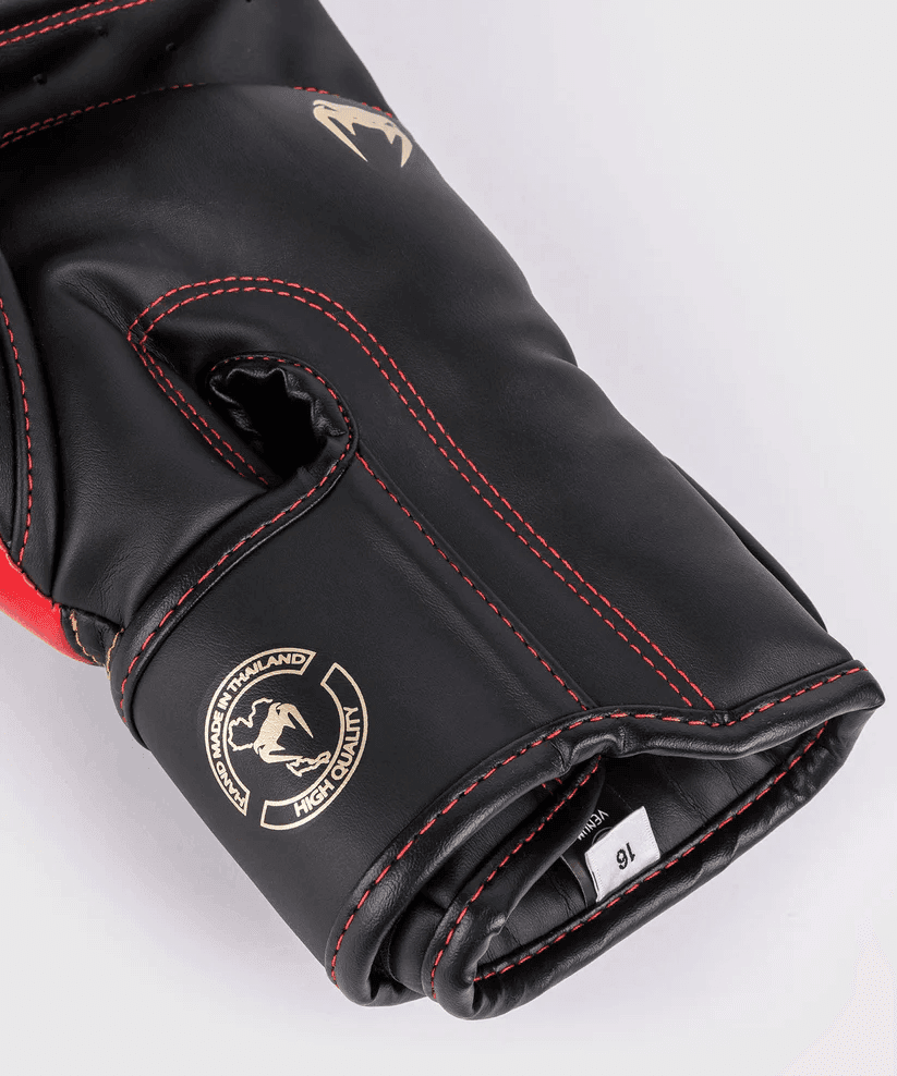 Guantoni Venum ELITE Nero/rosso/oro per allenamenti e match di Muay Thai, Kickboxing e Boxe.