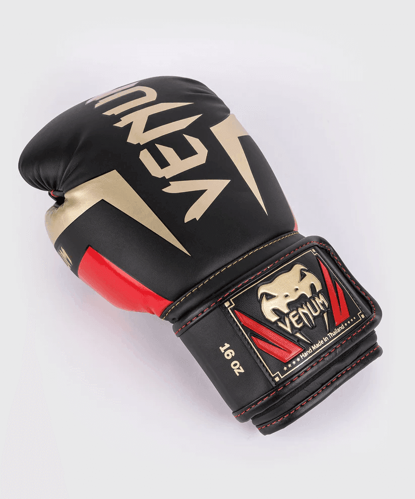 Guantoni Venum ELITE Nero/rosso/oro per allenamenti e match di Muay Thai, Kickboxing e Boxe.