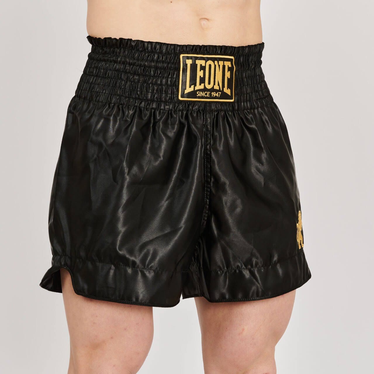 Pantaloncini BASIC 2 Nero Leone1947 per allenamenti e match di Muay Thai e Kickboxing.