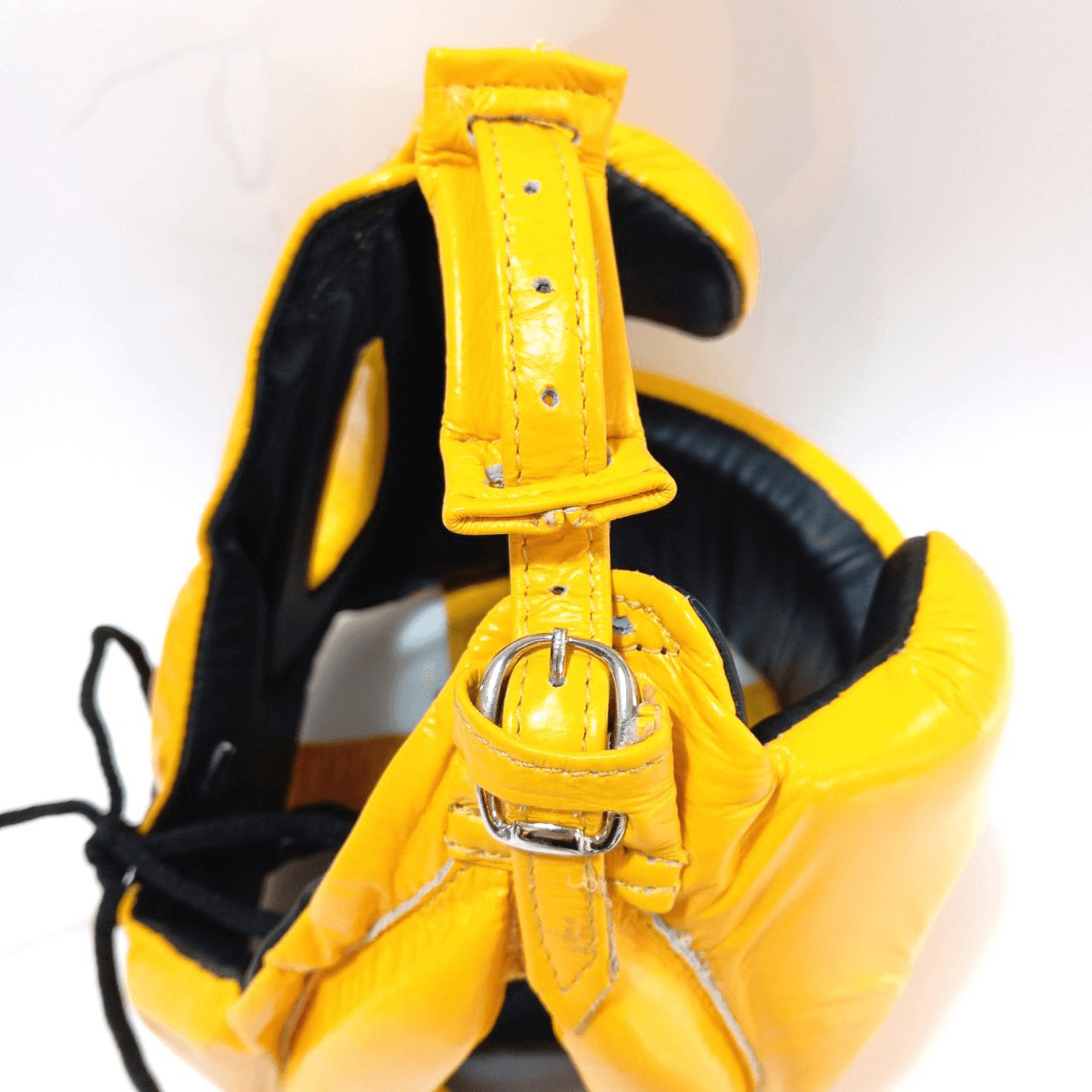 Caschetto Sparring Fairtex Mexican Style Giallo con Parazigomi, senza paramento, per allenamenti di Pugilato, Muay Thai, Kickboxing ed MMA. Dotato di imbottitura extra sulle zone d'impatto come zigomi, fronte ed orecchie, è realizzati con la migliore pelle bovina sul mercato per una durata senza eguali.