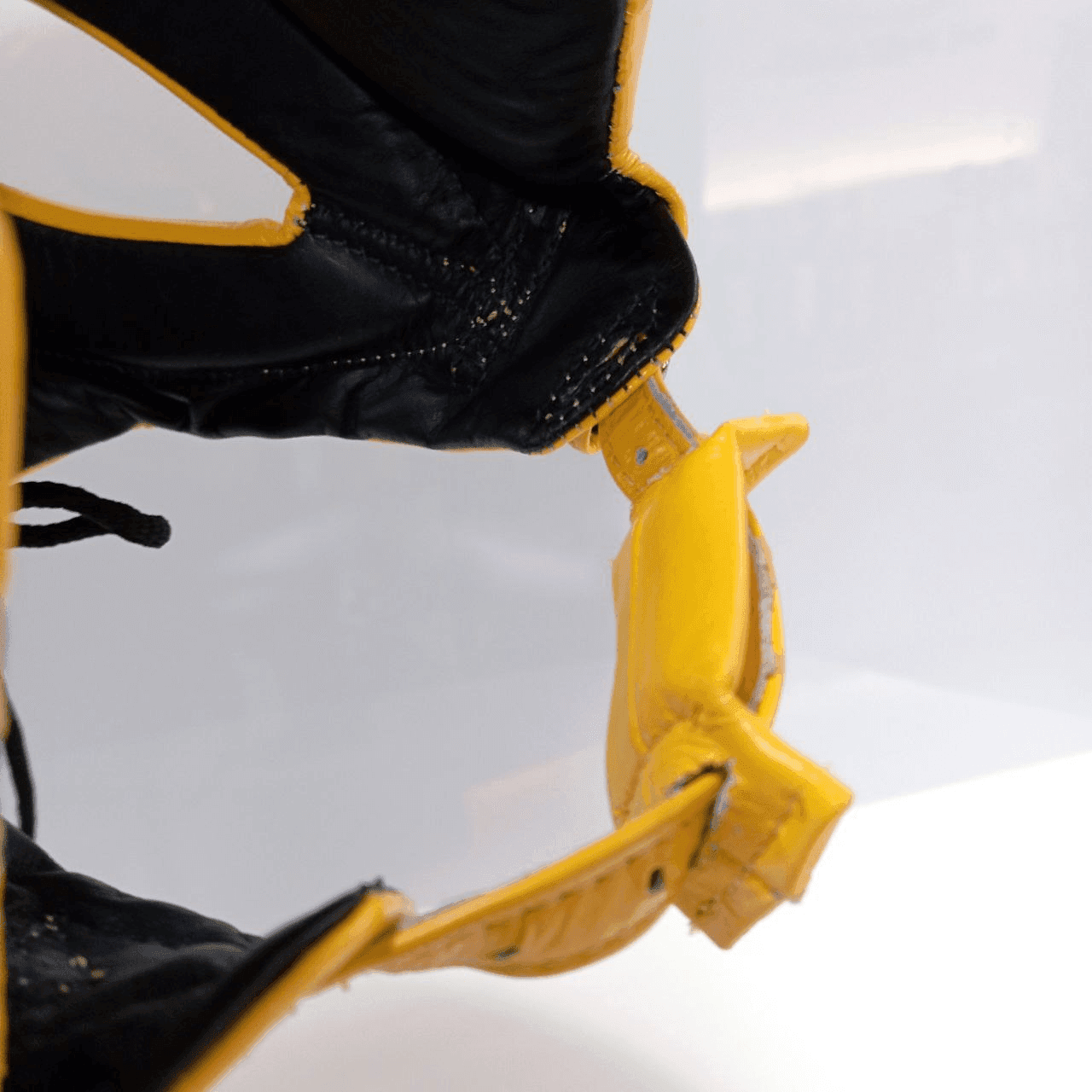 Caschetto Sparring Fairtex Mexican Style Giallo con Parazigomi, senza paramento, per allenamenti di Pugilato, Muay Thai, Kickboxing ed MMA. Dotato di imbottitura extra sulle zone d'impatto come zigomi, fronte ed orecchie, è realizzati con la migliore pelle bovina sul mercato per una durata senza eguali.