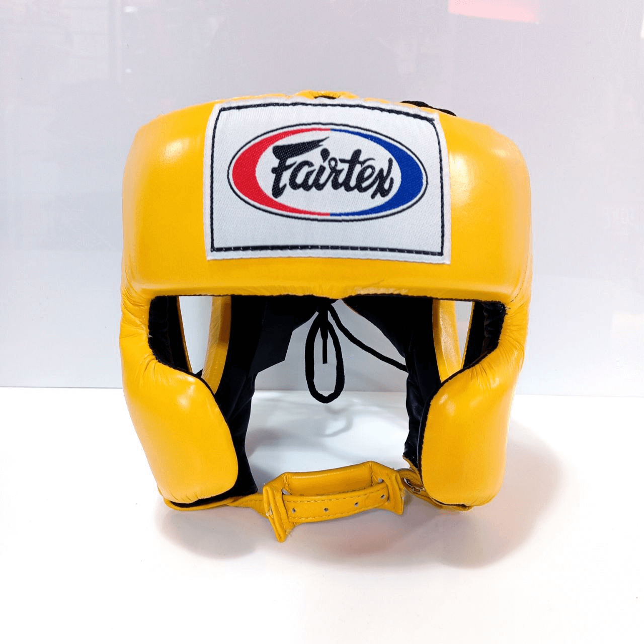 Caschetto Sparring Fairtex Mexican Style Giallo con Parazigomi, senza paramento, per allenamenti di Pugilato, Muay Thai, Kickboxing ed MMA. Dotato di imbottitura extra sulle zone d'impatto come zigomi, fronte ed orecchie, è realizzati con la migliore pelle bovina sul mercato per una durata senza eguali.