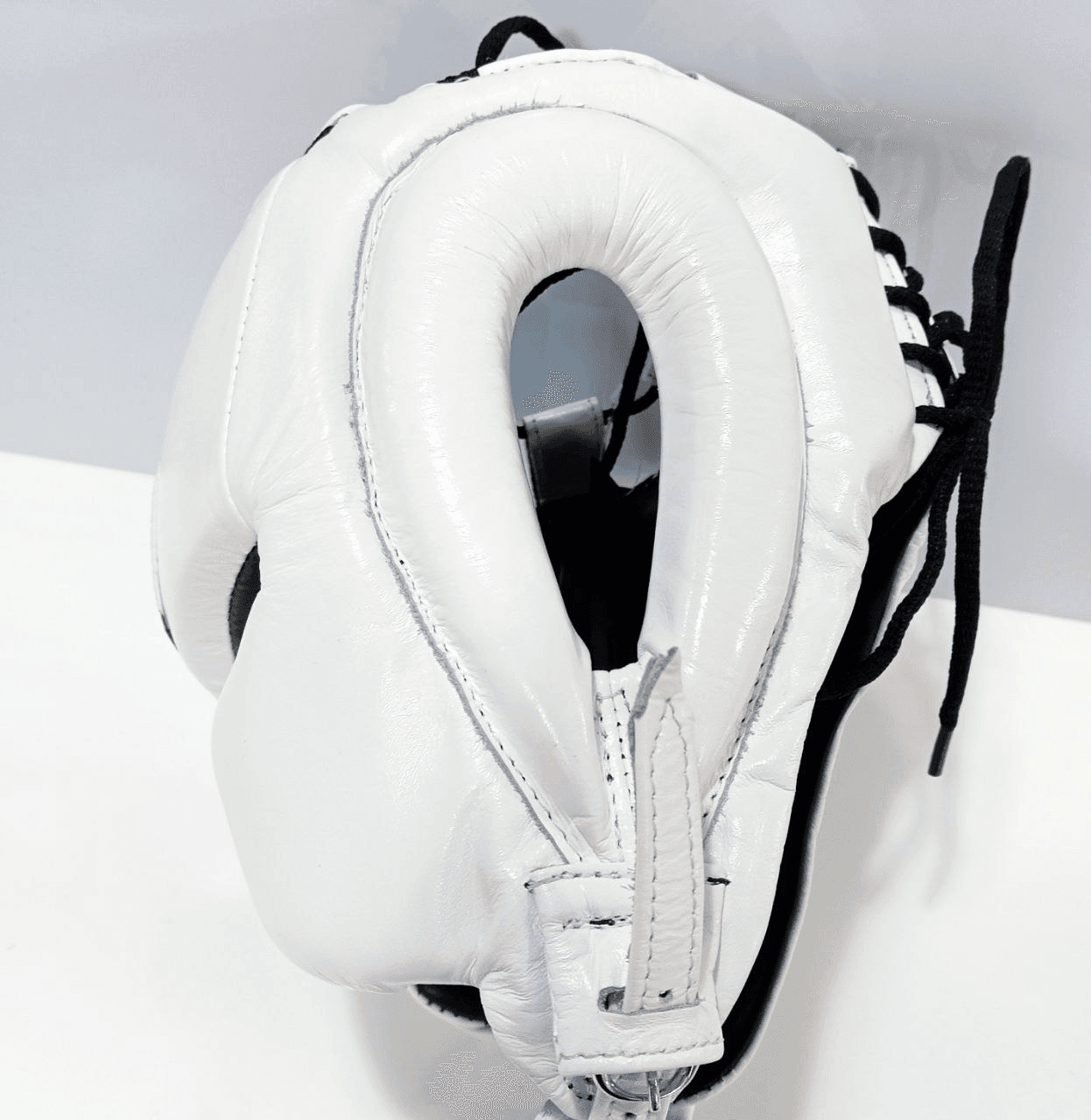 Caschetto Sparring Fairtex Mexican Style Bianco con Parazigomi, senza paramento, per allenamenti di Pugilato, Muay Thai, Kickboxing ed MMA. Dotato di imbottitura extra sulle zone d'impatto come zigomi, fronte ed orecchie, è realizzati con la migliore pelle bovina sul mercato per una durata senza eguali.