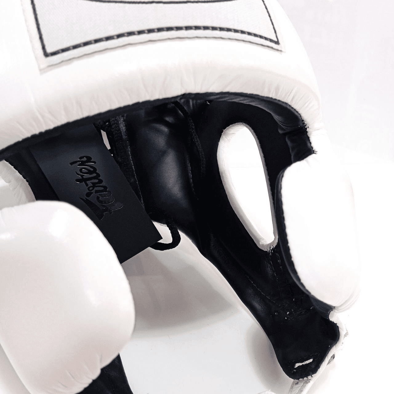 Caschetto Sparring Fairtex Mexican Style Bianco con Parazigomi, senza paramento, per allenamenti di Pugilato, Muay Thai, Kickboxing ed MMA. Dotato di imbottitura extra sulle zone d'impatto come zigomi, fronte ed orecchie, è realizzati con la migliore pelle bovina sul mercato per una durata senza eguali.