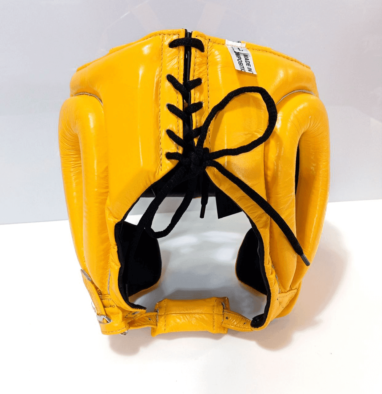 Caschetto Sparring Fairtex Mexican Style Giallo con Parazigomi, senza paramento, per allenamenti di Pugilato, Muay Thai, Kickboxing ed MMA. Dotato di imbottitura extra sulle zone d'impatto come zigomi, fronte ed orecchie, è realizzati con la migliore pelle bovina sul mercato per una durata senza eguali.