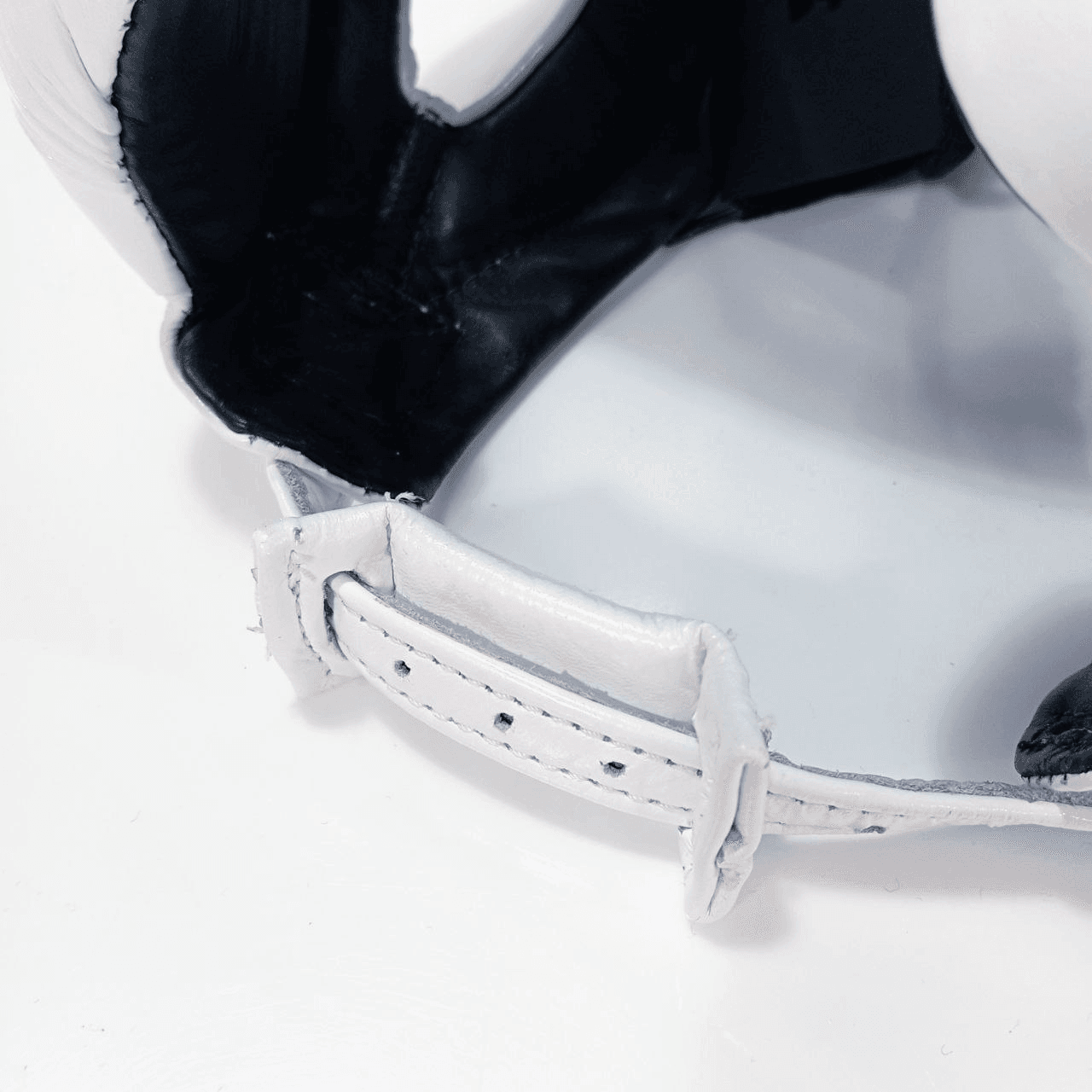 Caschetto Sparring Fairtex Mexican Style Bianco con Parazigomi, senza paramento, per allenamenti di Pugilato, Muay Thai, Kickboxing ed MMA. Dotato di imbottitura extra sulle zone d'impatto come zigomi, fronte ed orecchie, è realizzati con la migliore pelle bovina sul mercato per una durata senza eguali.