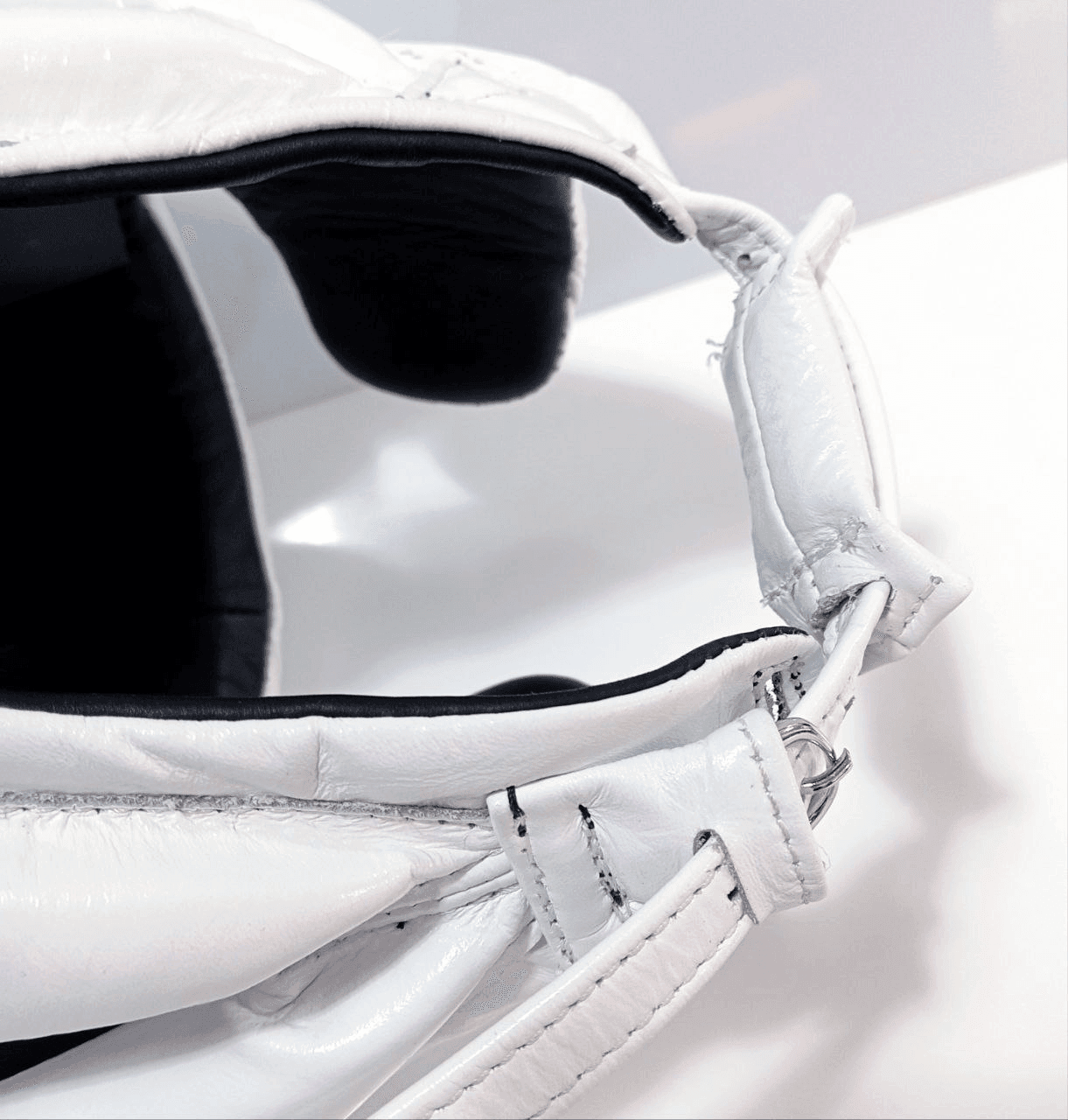 Caschetto Sparring Fairtex Mexican Style Bianco con Parazigomi, senza paramento, per allenamenti di Pugilato, Muay Thai, Kickboxing ed MMA. Dotato di imbottitura extra sulle zone d'impatto come zigomi, fronte ed orecchie, è realizzati con la migliore pelle bovina sul mercato per una durata senza eguali.