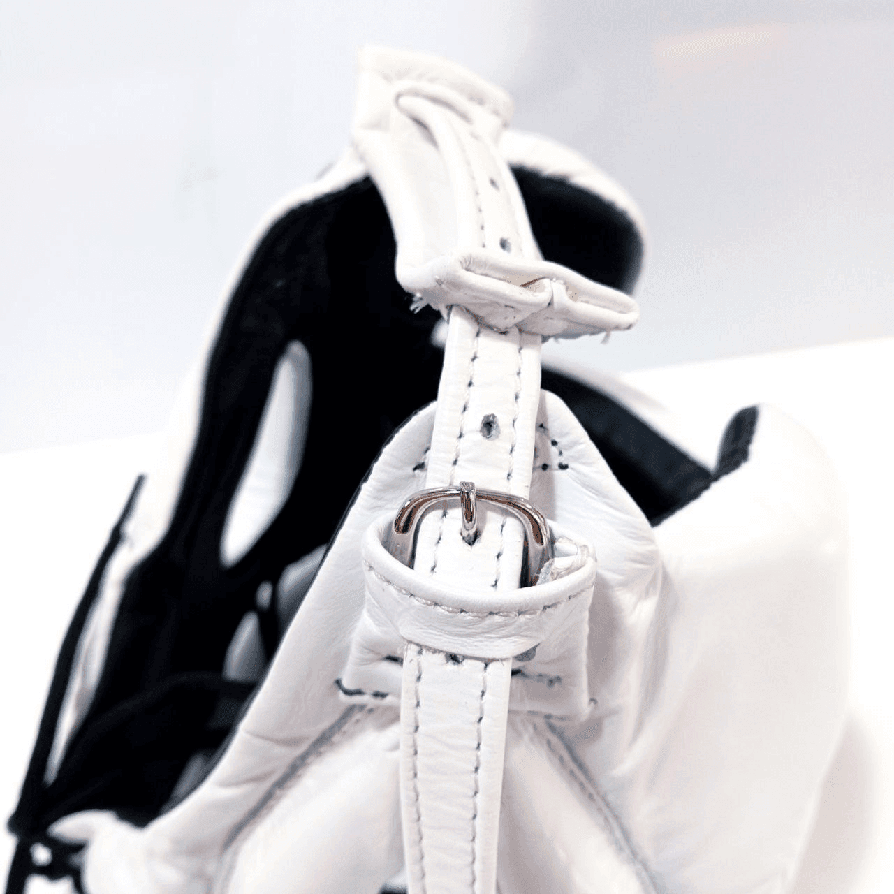 Caschetto Sparring Fairtex Mexican Style Bianco con Parazigomi, senza paramento, per allenamenti di Pugilato, Muay Thai, Kickboxing ed MMA. Dotato di imbottitura extra sulle zone d'impatto come zigomi, fronte ed orecchie, è realizzati con la migliore pelle bovina sul mercato per una durata senza eguali.