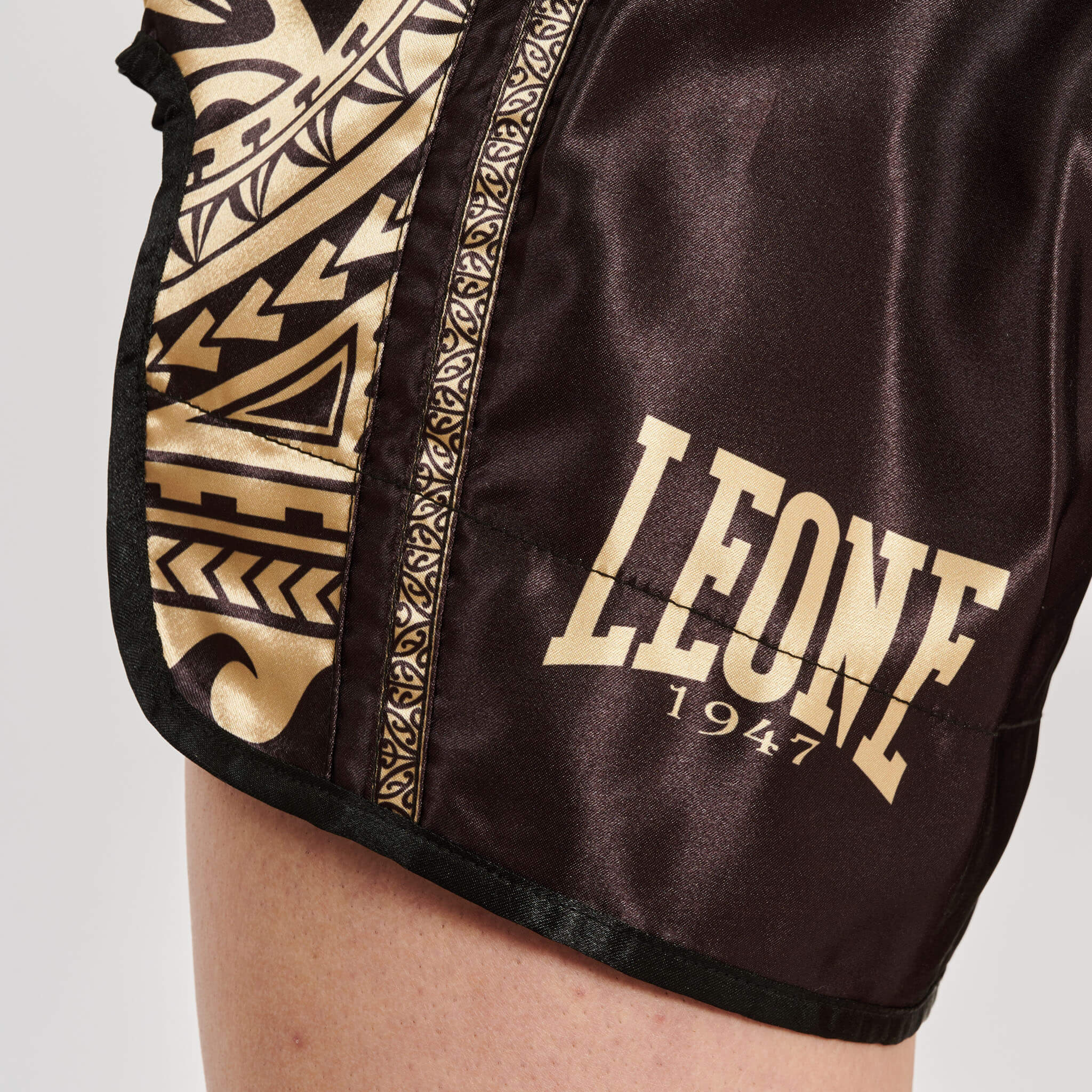Pantaloncini Leone 1947 Haka Nero-Oro per Muay Thai e Kickboxing