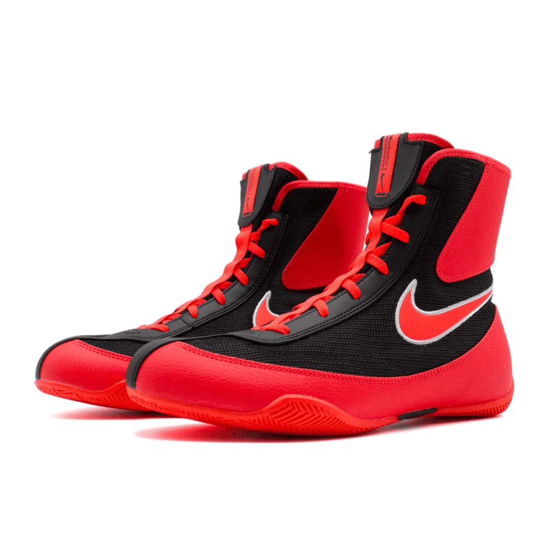 Stivaletti da Boxe Nike Machomai 2 Crimson Nero/Orange per allenamenti e match di Pugilato. Ottimo greep e aderenza, leggera e traspirante, ideale per le lunghe sessioni di allenamento o i match più intensi. Disponibili in tutti i numeri.
