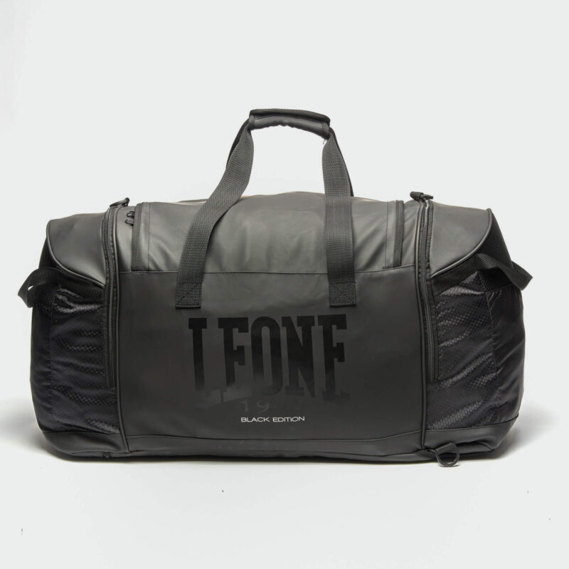 Borsa Zaino Leone 1947 Black Edition impermeabile per allenamenti di Muay Thai, Kickboxing, Boxe ed MMA. Capiente e versatile, capacità 70 lt.