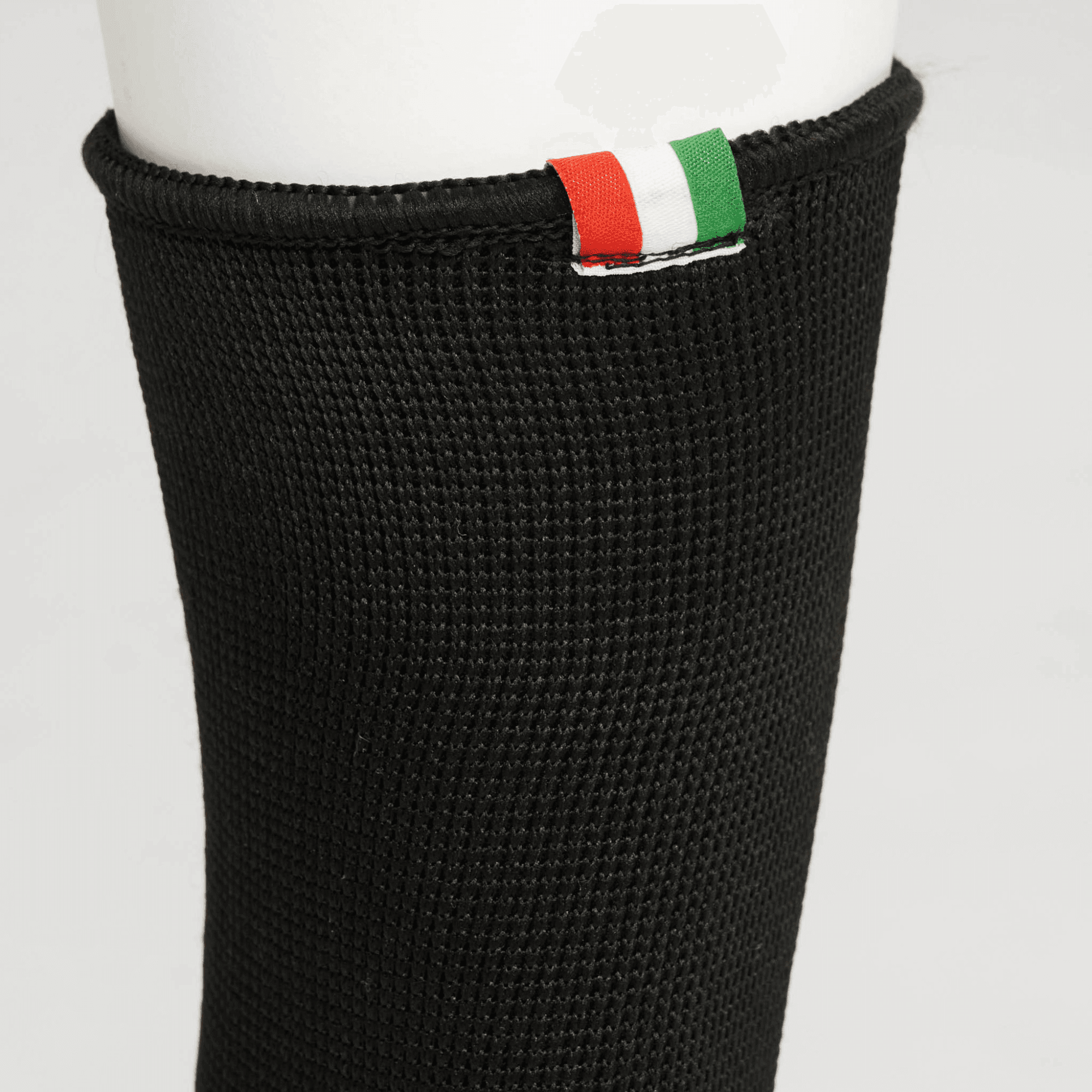 Cavigliere Kickboxing/Muay Thai DNA Leone 1947 Nero/Oro per allenamenti e match. Sostegono l'articolazione e aiutano a stabilizzare la caviglia durante gli allenamenti o i match.