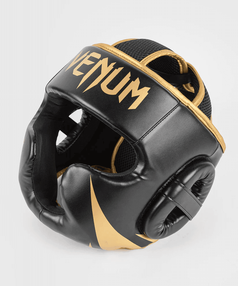 Caschetto Sparring Venum Challenger Nero/Oro con parazigomi e paramento per allenamenti di Boxe, Kickboxing, Muay Thai ed MMA. Taglia unica, si adatta facilmente.
