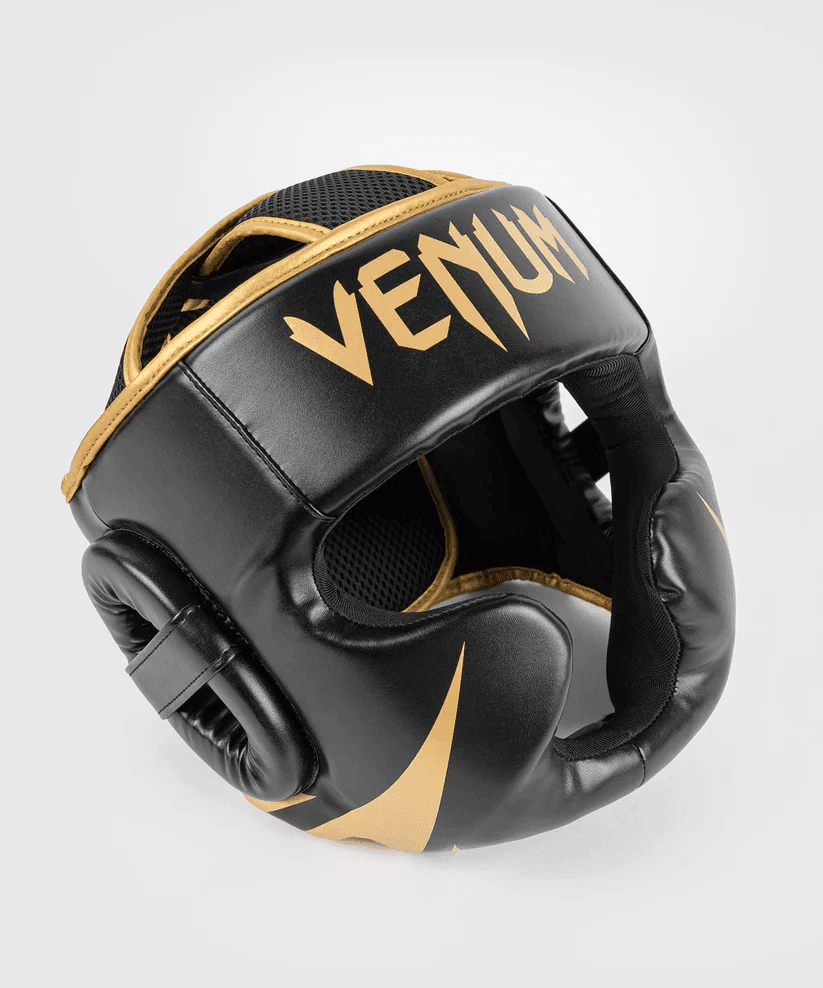 Caschetto Sparring Venum Challenger Nero/Oro con parazigomi e paramento per allenamenti di Boxe, Kickboxing, Muay Thai ed MMA. Taglia unica, si adatta facilmente.