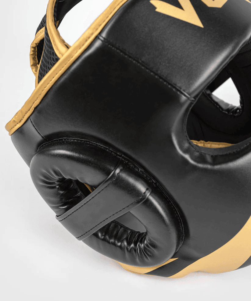 Caschetto Sparring Venum Challenger Nero/Oro con parazigomi e paramento per allenamenti di Boxe, Kickboxing, Muay Thai ed MMA. Taglia unica, si adatta facilmente.