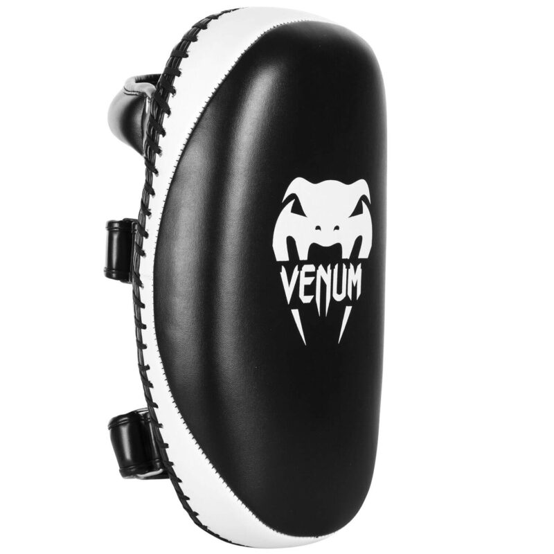 Colpitori Pao Venum Light Nero/Bianco in pelle sintetica di alta qualità per allenamenti di Muay Thai, Kickboxing, MMA e Boxe. Solidi e robusti, cinghie ultra resistenti ed imbottitura multipla. Colpitore adatto agli allenamenti e le tecniche di calci.
