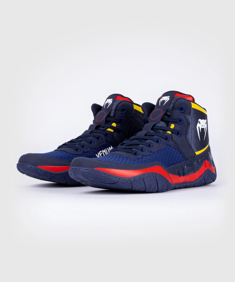 Scarpe da Lotta/Pugilato/Wrestling Venum Elite Blu/Giallo/Rosso per allenamenti e gare di lotta e Boxe. Leggera, flessibile, morbida e comoda, è adatta ad entrambe le discipline. Scarpa bassa ideata per il massimo comfort e grip.