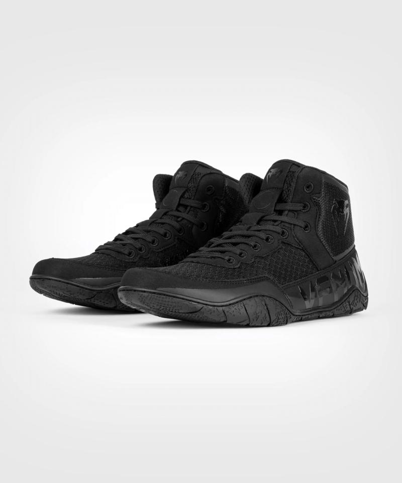 Scarpe da Lotta/Pugilato/Wrestling Venum Elite Nero per allenamenti e gare di lotta e Boxe. Leggera, flessibile, morbida e comoda, è adatta ad entrambe le discipline. Scarpa bassa ideata per il massimo comfort e grip.