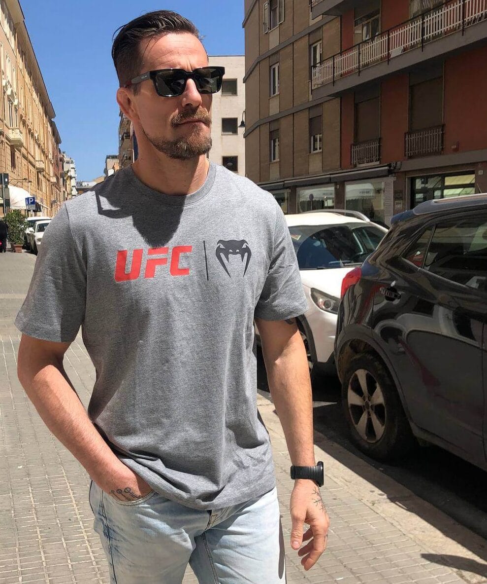 T-shirt UFC Classic Nero by Venum con logo sul petto per appassionati di UFC, Mixed Martial Arts e Sport da Combattimento.