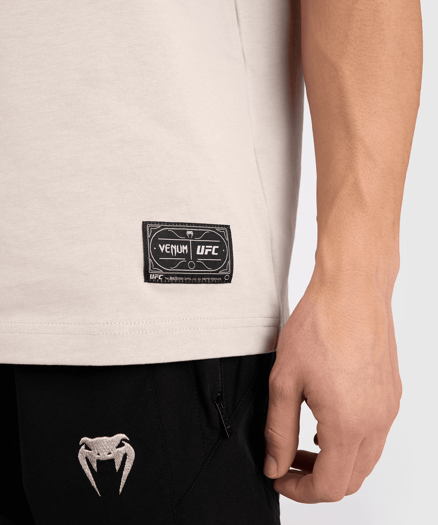 T-Shirt UFC Venum Ulti-Man Grigio/Bianco. Logo prima edizione UFC 1 del 1993. in Cotone con logo originale UFC.