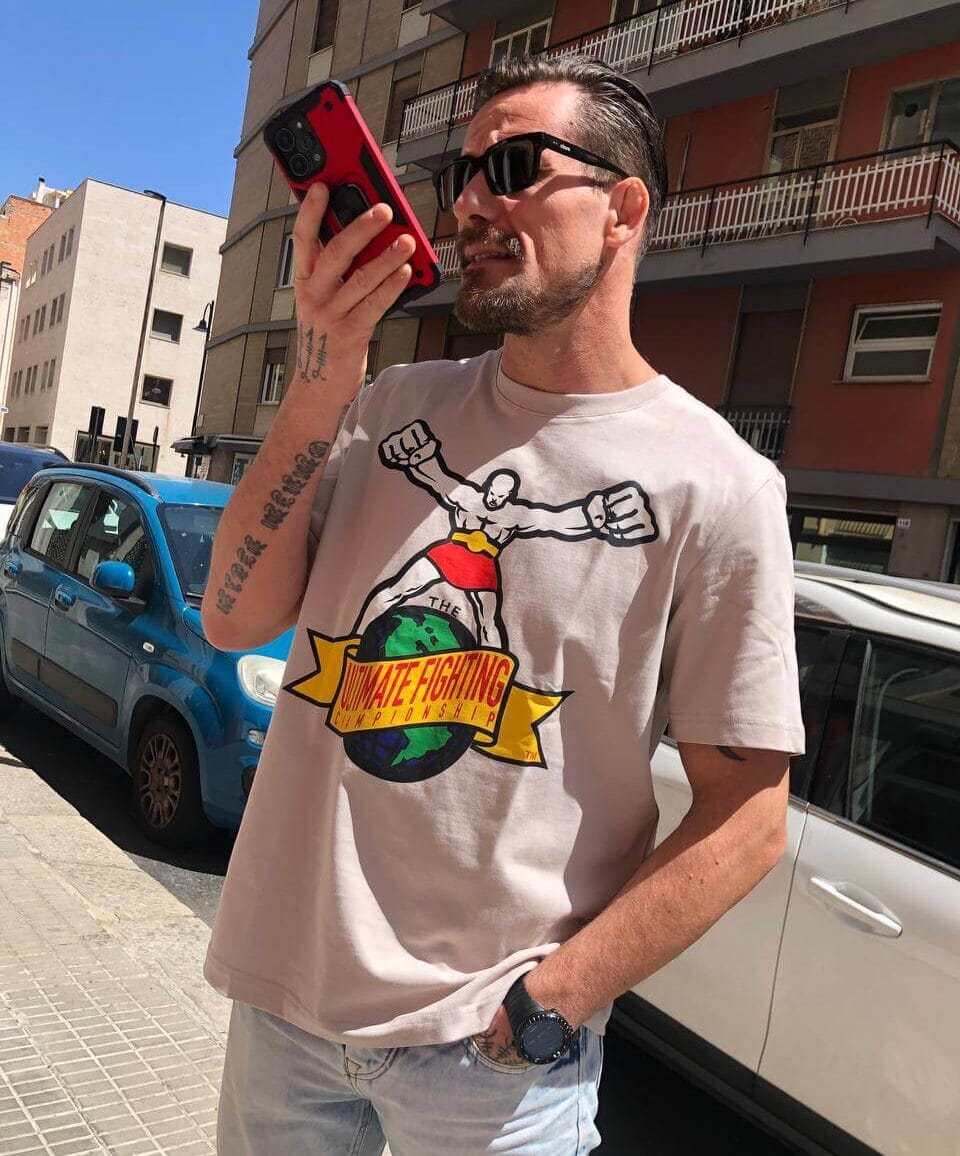 T-shirt UFC Ulti-Man Grigio by Venum con logo originario UFC1 per il tempo libero e per gli appassionati di MMA
