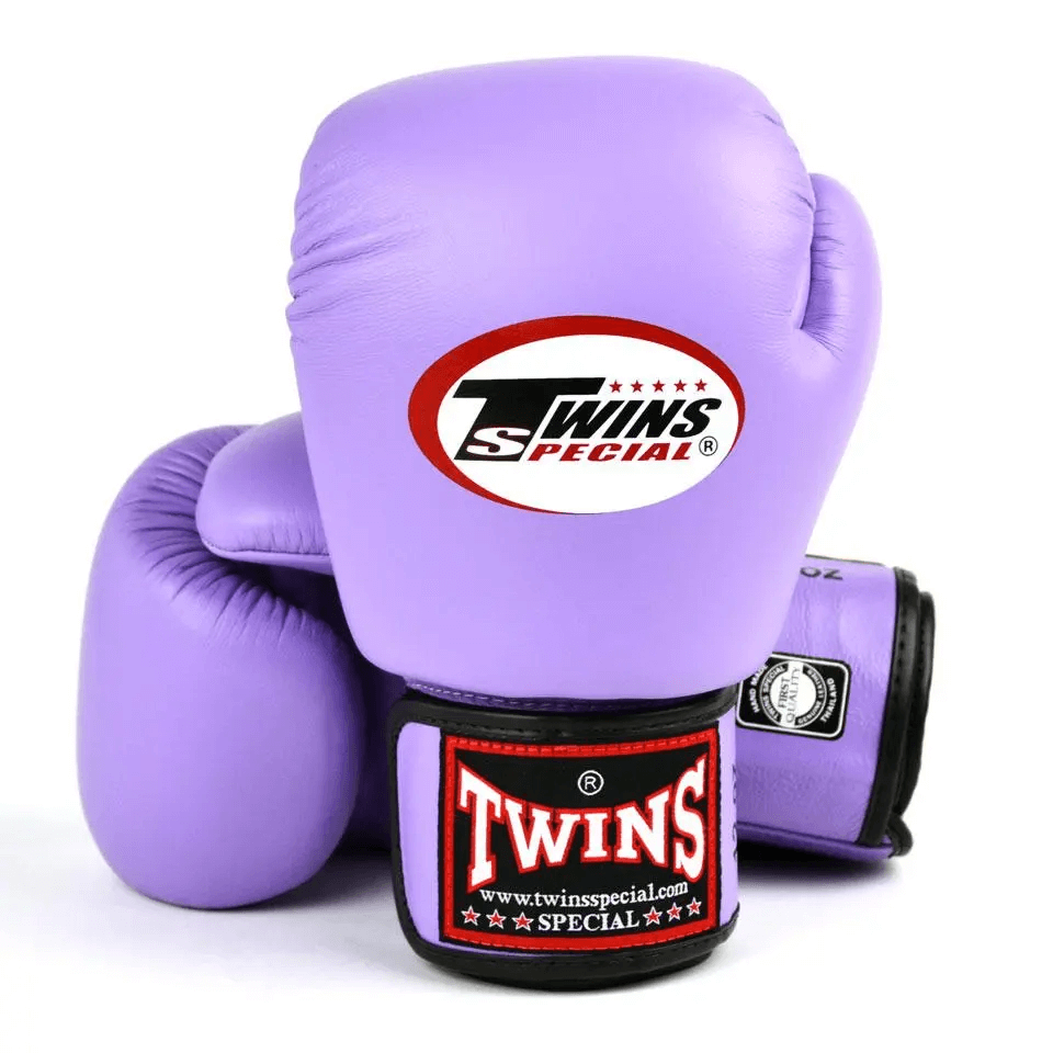 Guantoni Muay Thai Twins Special BGVL3-PR-PL Lilla in vera pelle per allenamenti e match di Muay Thai e Kickboxing. Made in Thailand, imbottitura ultra protettiva, polso corto e solido