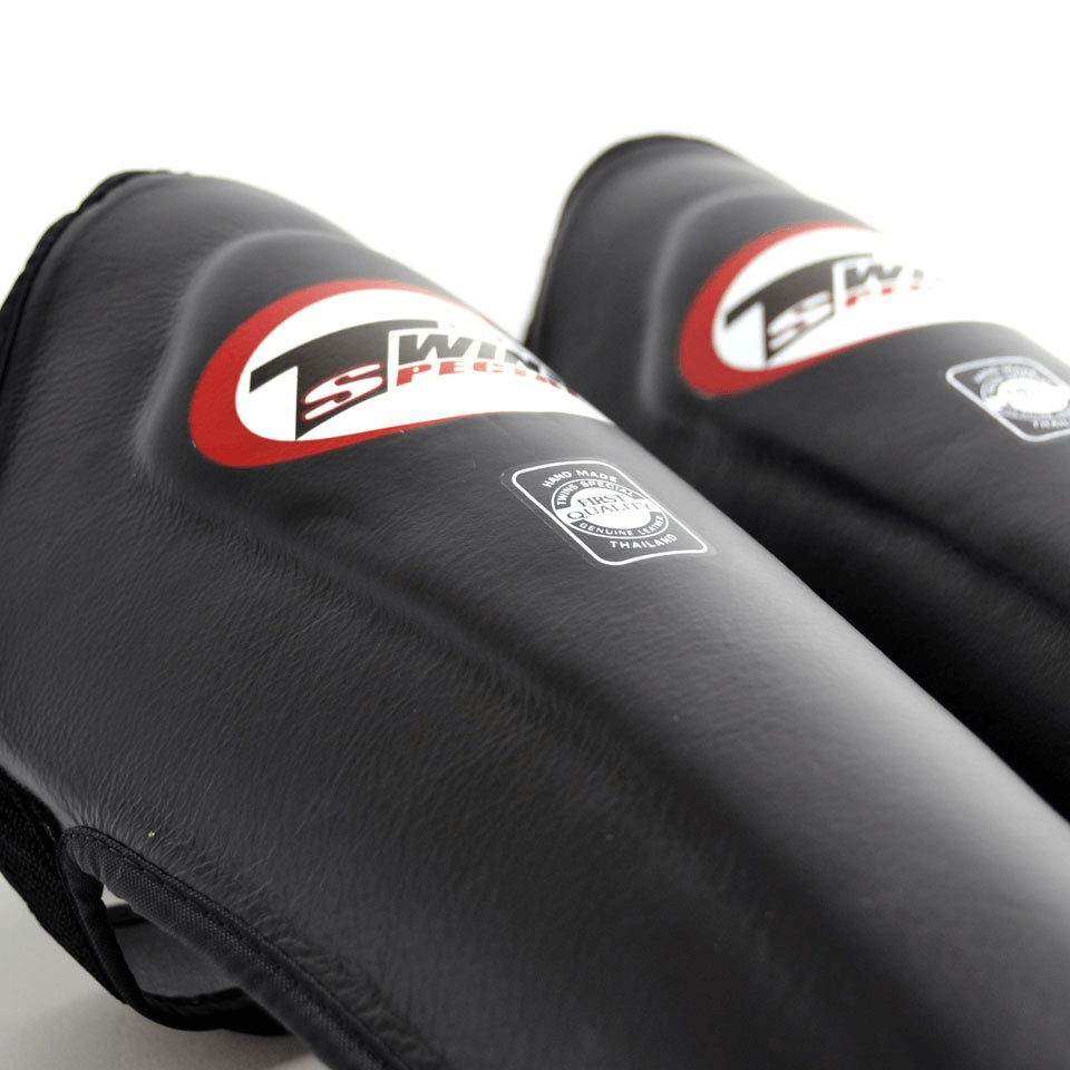 Paratibie Muay Thai Twins Special SGL10-BLK Nero in pelle per allenamenti di Kickboxing, MMA e Muay Thai. Imbottitura extra, ultra resistente e protettivo con chiusura in velcro e cinghie a rinvio.