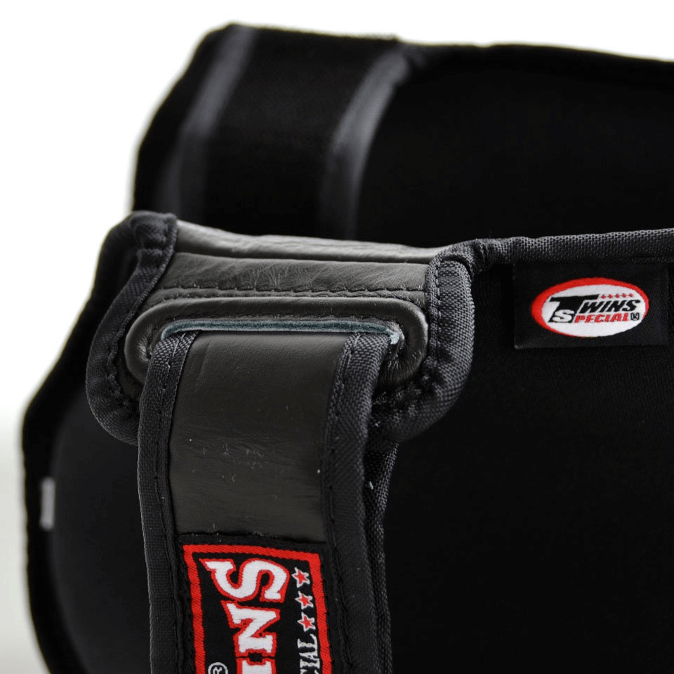 Paratibie Muay Thai Twins Special SGL10-BLK Nero in pelle per allenamenti di Kickboxing, MMA e Muay Thai. Imbottitura extra, ultra resistente e protettivo con chiusura in velcro e cinghie a rinvio.