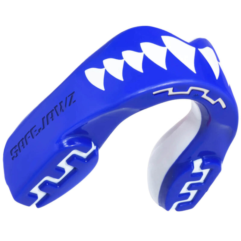 Paradenti Shark SafeJawz Blu/Bianco per allenamenti e match di Boxe, Kickboxing, MMA e Bjj. Facilissimo da modellare, protegge da urti ed impatti in tutti gli Sport da Combattimento. Per adulti e Bambini.