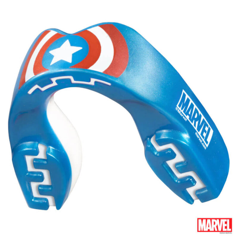 Paradenti Capitan America Marvel SafeJawz Blu/Rosso per allenamenti e match di Boxe, Kickboxing, MMA e Bjj. Facilissimo da modellare, protegge da urti ed impatti in tutti gli Sport da Combattimento. Per adulti e Bambini. Scegli il tuo Super eroe preferito.