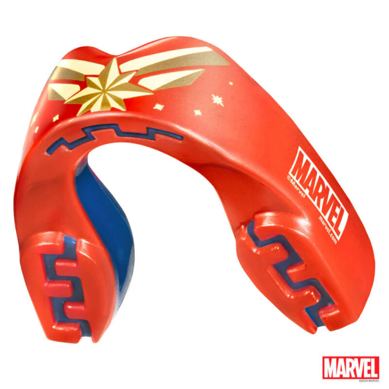 Paradenti Capitan Marvel SafeJawz Blu/Rosso per allenamenti e match di Boxe, Kickboxing, MMA e Bjj. Facilissimo da modellare, protegge da urti ed impatti in tutti gli Sport da Combattimento. Per adulti e Bambini. Scegli il tuo Super eroe preferito.