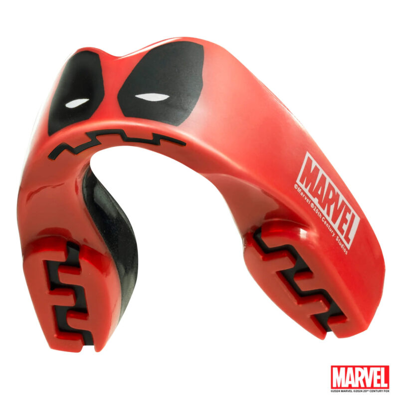 Paradenti Deadpool Marvel SafeJawz Nero/Rosso per allenamenti e match di Boxe, Kickboxing, MMA e Bjj. Facilissimo da modellare, protegge da urti ed impatti in tutti gli Sport da Combattimento. Per adulti e Bambini. Scegli il tuo Super eroe preferito.