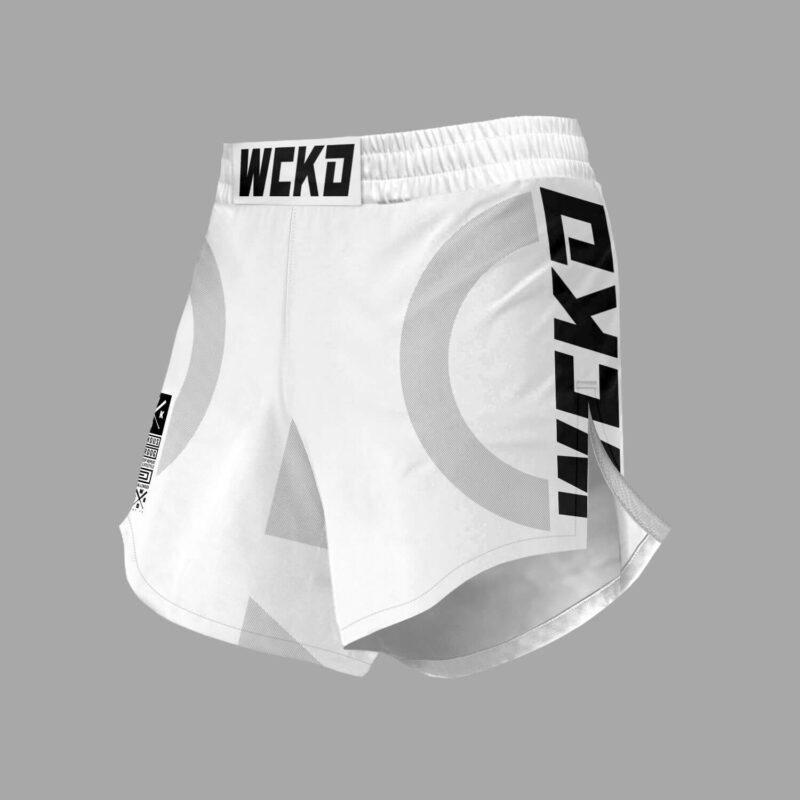 Pantaloncini MMA Wicked One Kruz Bianco per allenamenti e match di MMA e Grappling. Ottimi anche per allenamenti di Boxe e Kickboxing. Tessuto tecnico comodo e solido. Wicked One in Italia da BRAVE.