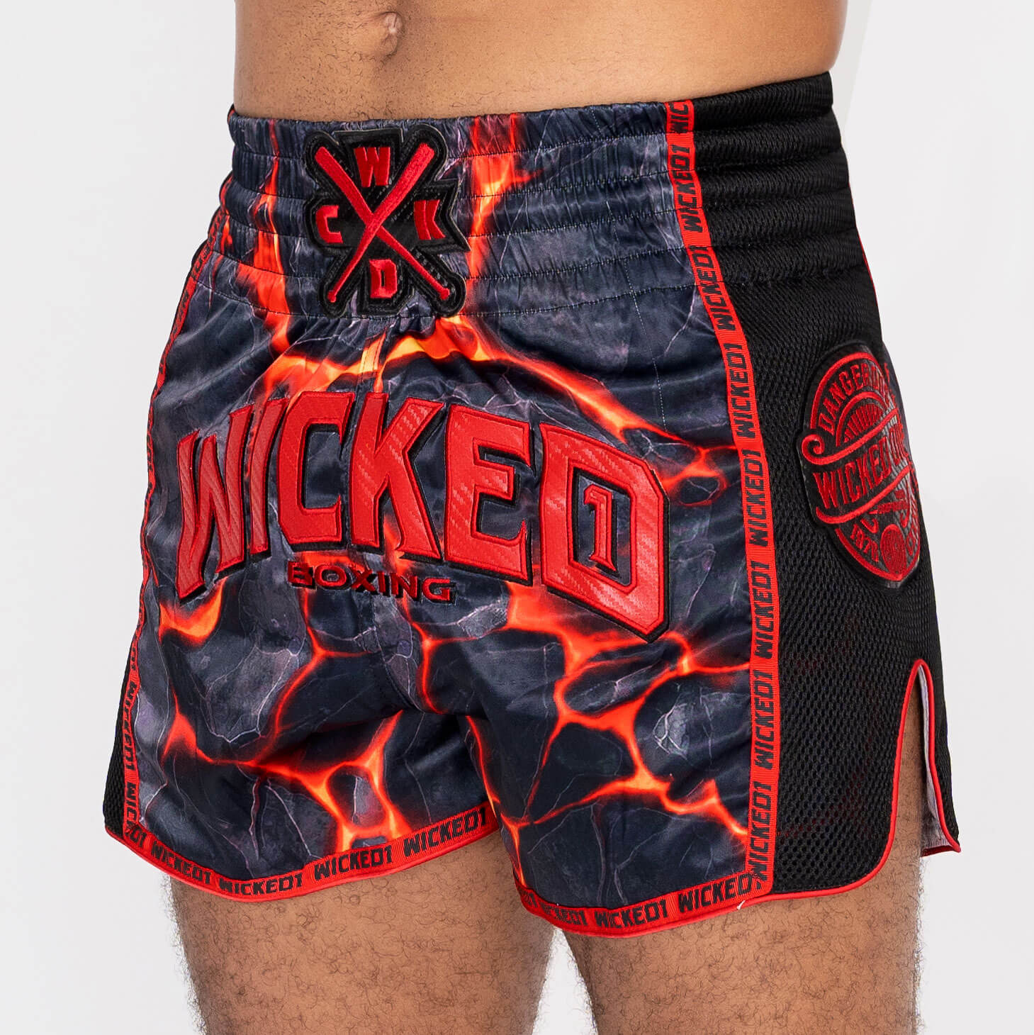 Pantaloncini Muay Thai Wicked One Magma Nero/Rosso per allenamenti e match di Muay thai e Kickboxing. Vestibilità morbida e regolare, vestibilità comoda, adatti a tutte le fisicità.