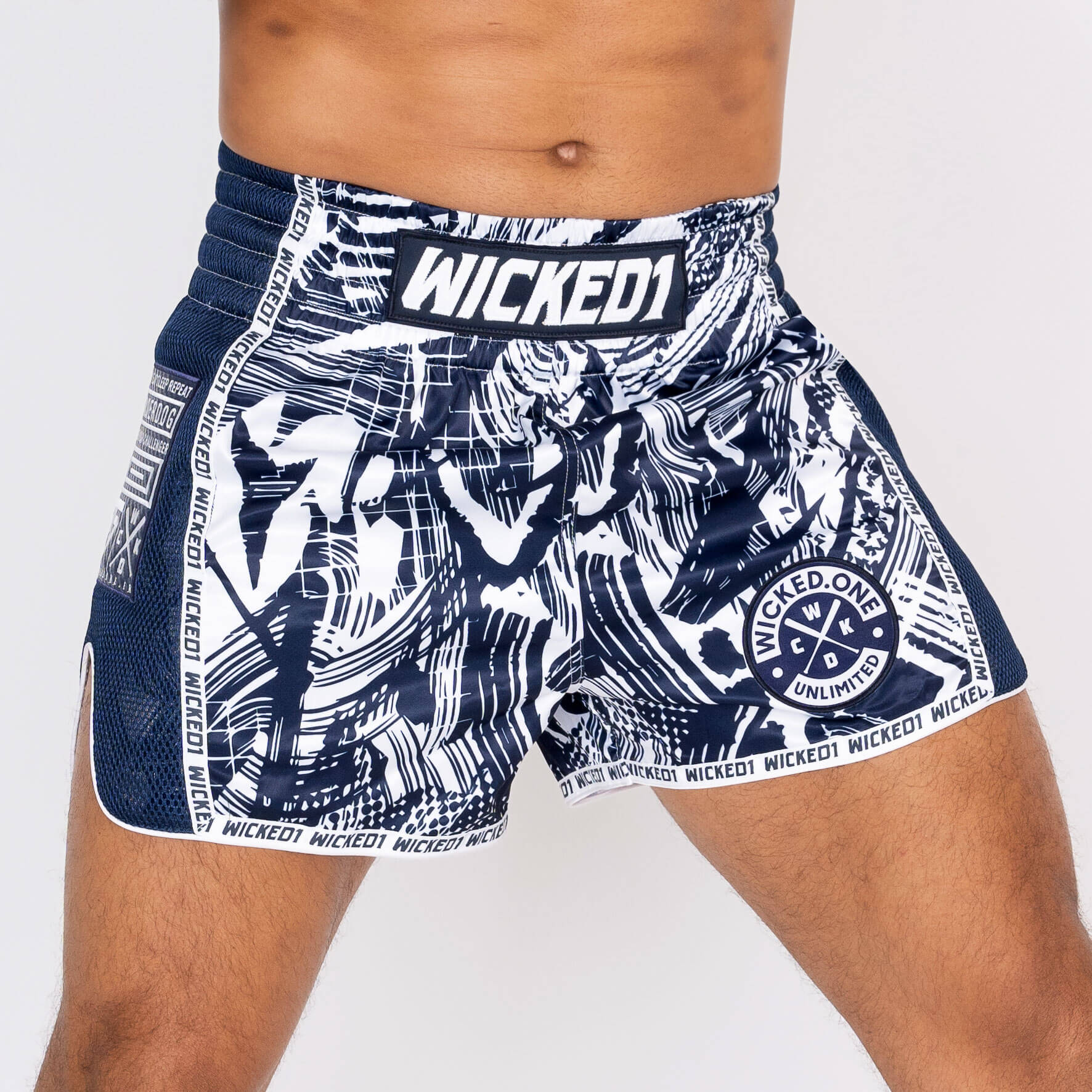 Pantaloncini Muay Thai Wicked One Havoc Blu/Bianco per allenamenti e match di Muay thai e Kickboxing. Vestibilità morbida e regolare, vestibilità comoda, adatti a tutte le fisicità.