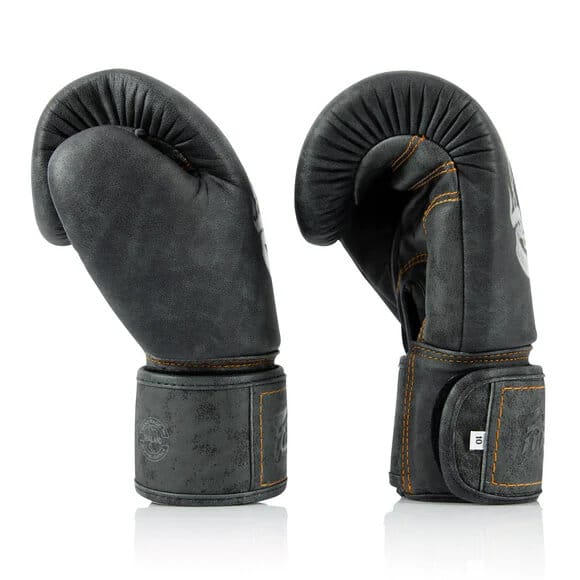Guantoni Fairtex The Heart of Warrior BGV1 limited edition per Muay Thai, Boxe, Kickboxing. Guantoni muay thai cuore, guantoni thai fairtex cuore.