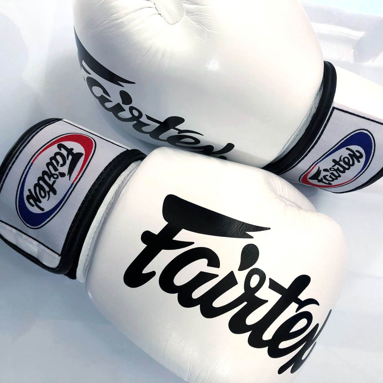 Guantoni Fairtex BGV19 Deluxe Pelle Bianco per Muay Thai, Kickboxing e Boxe. Guantoni per Muay thai, made in Thailand.