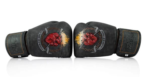 Guantoni Fairtex The Heart of Warrior BGV1 limited edition per Muay Thai, Boxe, Kickboxing. Guantoni muay thai cuore, guantoni thai fairtex cuore.