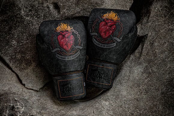 Guantoni Fairtex The Heart of Warrior BGV1 limited edition per Muay Thai, Boxe, Kickboxing. Guantoni muay thai cuore, guantoni thai fairtex cuore.