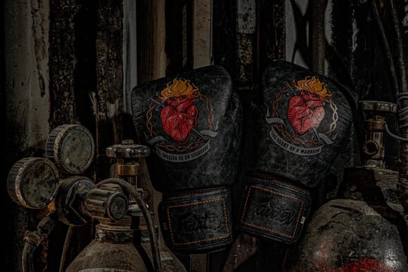 Guantoni Fairtex The Heart of Warrior BGV1 limited edition per Muay Thai, Boxe, Kickboxing. Guantoni muay thai cuore, guantoni thai fairtex cuore.