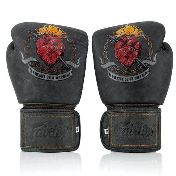 Guantoni Fairtex The Heart of Warrior BGV1 limited edition per Muay Thai, Boxe, Kickboxing. Guantoni muay thai cuore, guantoni thai fairtex cuore.