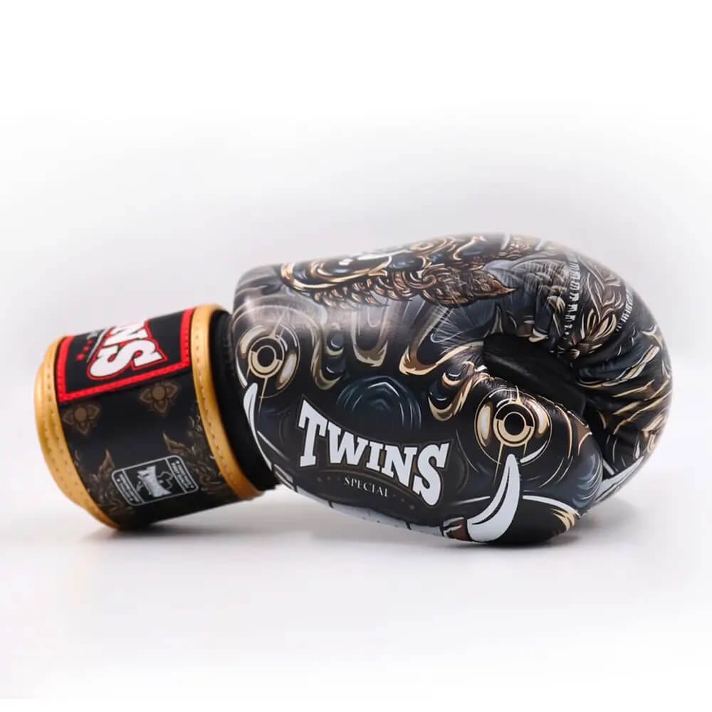 Guantoni Twins Special Yakathai nero/Oro FBGVL63 per Muay Thai, Kickboxing, Boxe. Guantoni nero oro Twins Special