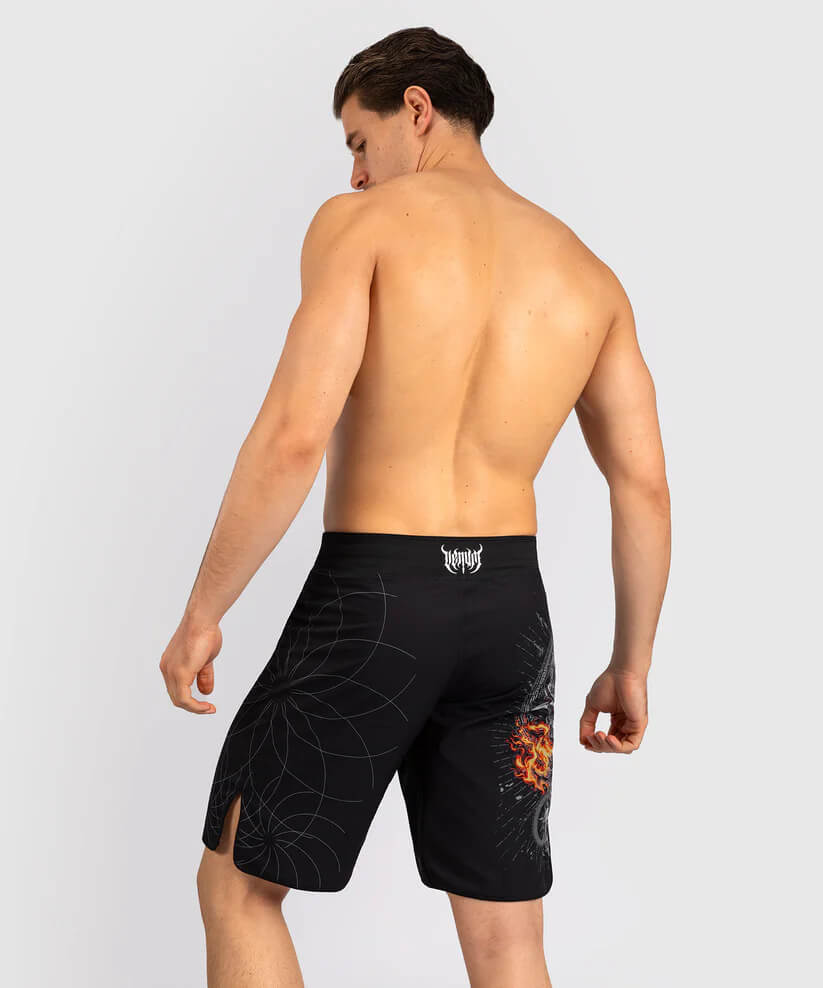 Pantaloncini Venum Gladiator 5.0 Nero/Argento per MMA, Grappling, No Gi, Boxe, Kickboxing. Fightshorts Gladiatore Venum.