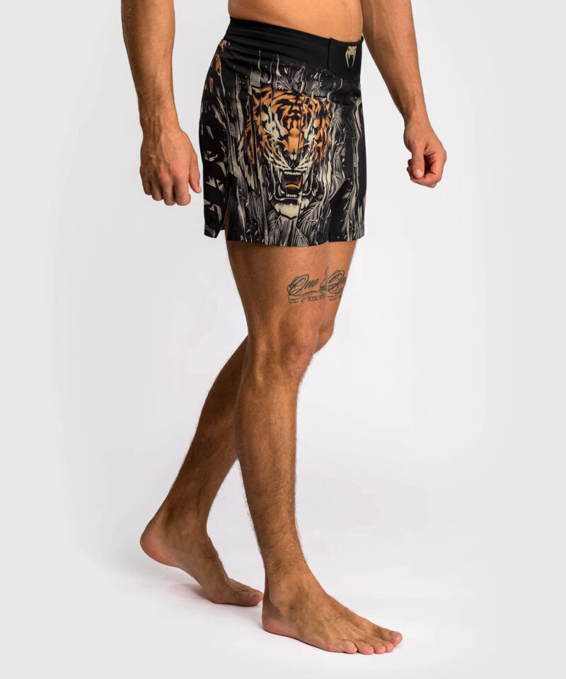 Pantaloncini Venum Tiger Nero/Arancione Neon nuova collezione per MMA, Kickboxing e No Gi, grafica con Tigre stampa sublimatica. Pantaloncini tigre con chiusura velcro per allenamenti e match di grappling, MMA, Kickboxing.