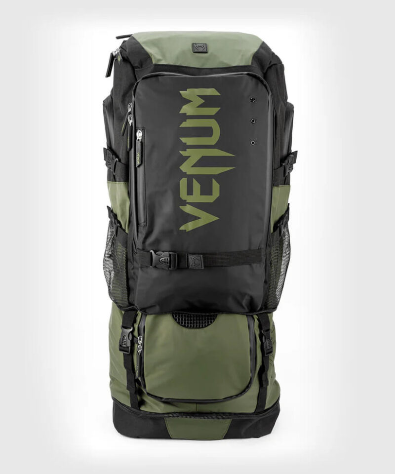 Zaino Estendibile Venum Challenger Xtreme Evo Nero/Verde per palestra. Ottimo per riporre attrezzatura Muay Thai, Boxe, MMA, Kickboxing, Bjj e per le trasferte di gara. Ultre resistente e durevole. Scomparto termico laterale, impermeabile.