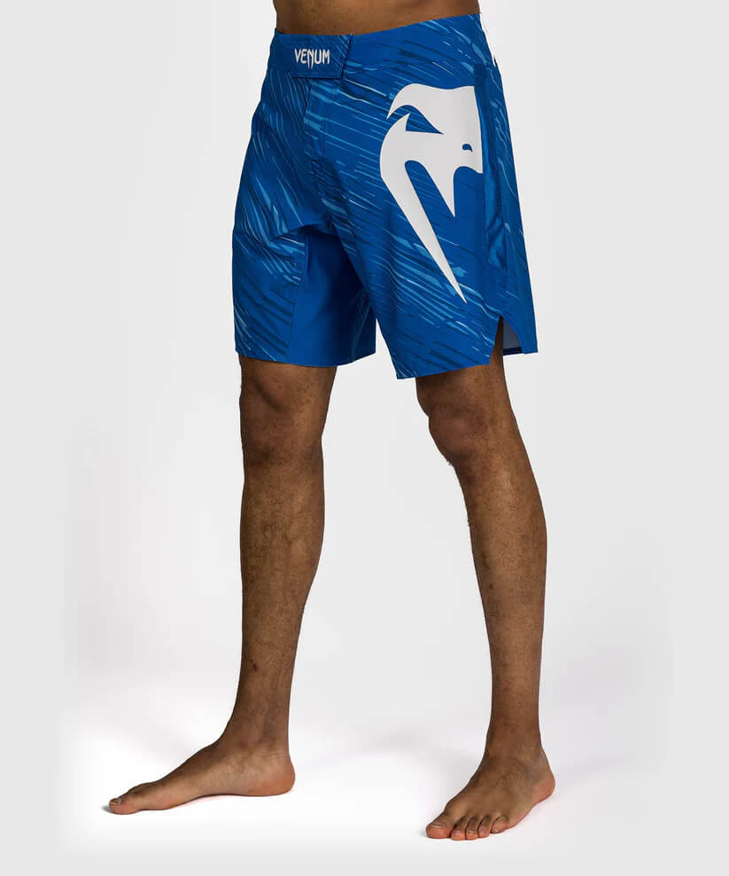 Pantaloncini Venum Rapid Blu per allenamenti e match di MMA, Grappling No Gi e Kickboxing. Con spacchi laterali, robusti, leggeri e comodi per la massima agilità e libertà di movimento mentre lotti e combatti