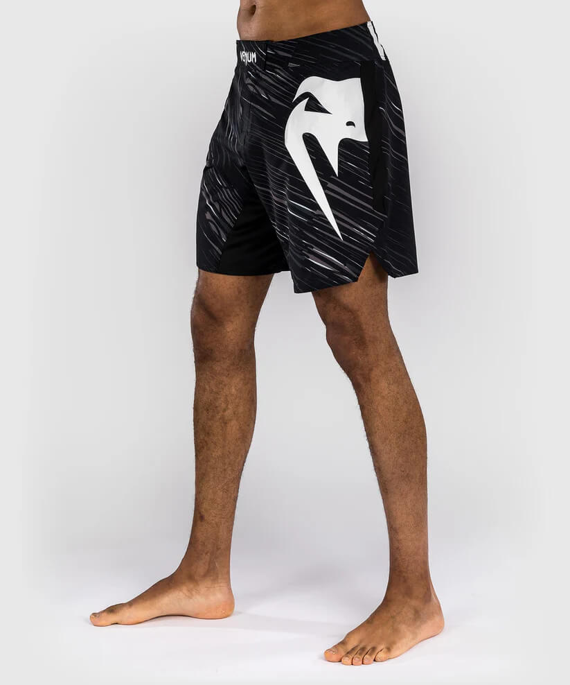 Pantaloncini Venum Rapid Nero per allenamenti e match di MMA, Grappling No Gi e Kickboxing. Con spacchi laterali, robusti, leggeri e comodi per la massima agilità e libertà di movimento mentre lotti e combatti
