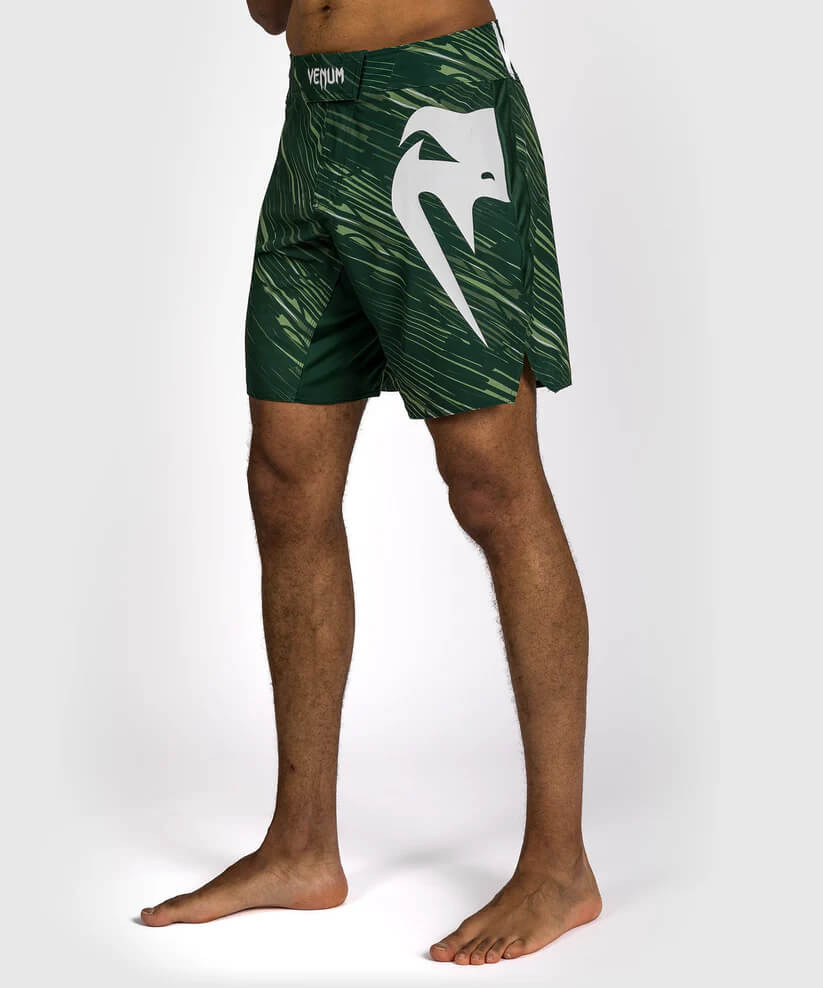 Pantaloncini Venum Rapid Verde per allenamenti e match di MMA, Grappling No Gi e Kickboxing. Con spacchi laterali, robusti, leggeri e comodi per la massima agilità e libertà di movimento mentre lotti e combatti