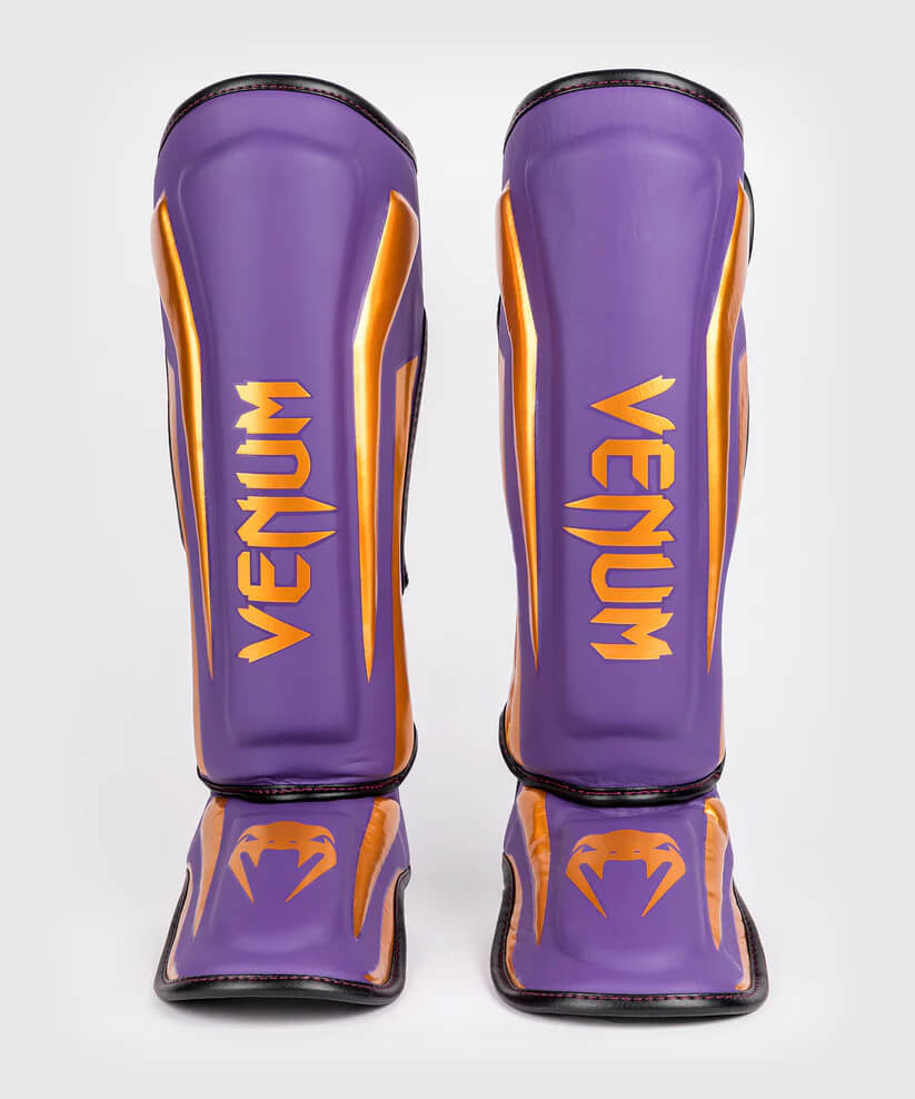 Paratibie Venum Elite Viola realizzati a mano in Thailandia garantiscono protezione e comfort di livello professionale per i tuoi allenamenti di Muay Thai, MMA e Kickboxing. Design avvolgente e ultraleggero per la massima mobilità.